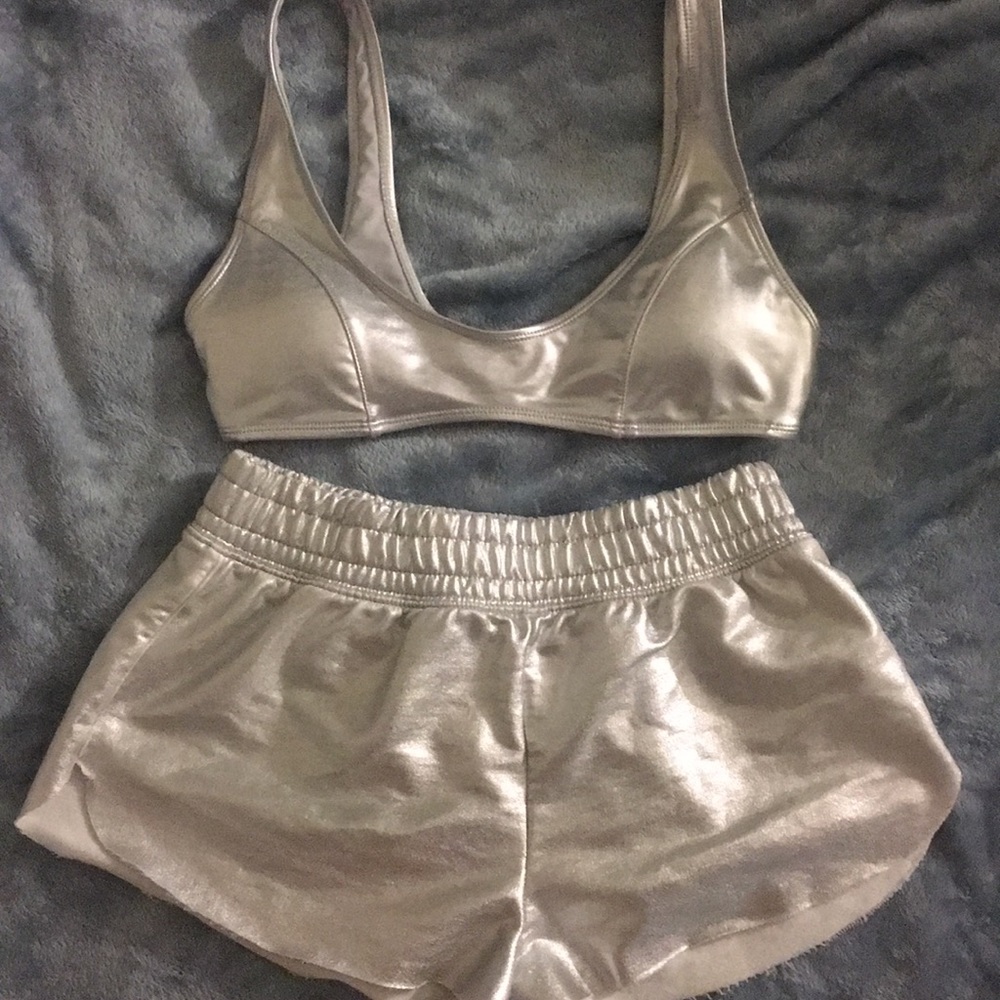 silver top and bottom set